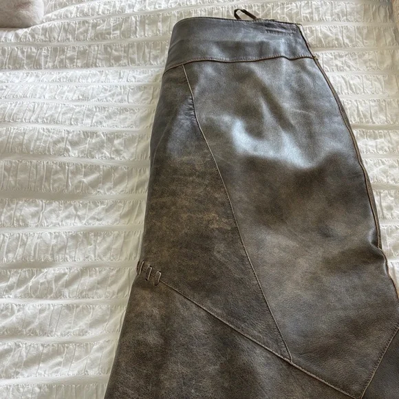 Danier Women's Distressed Brown Leather A-Line Skirt - Picture 10 of 13